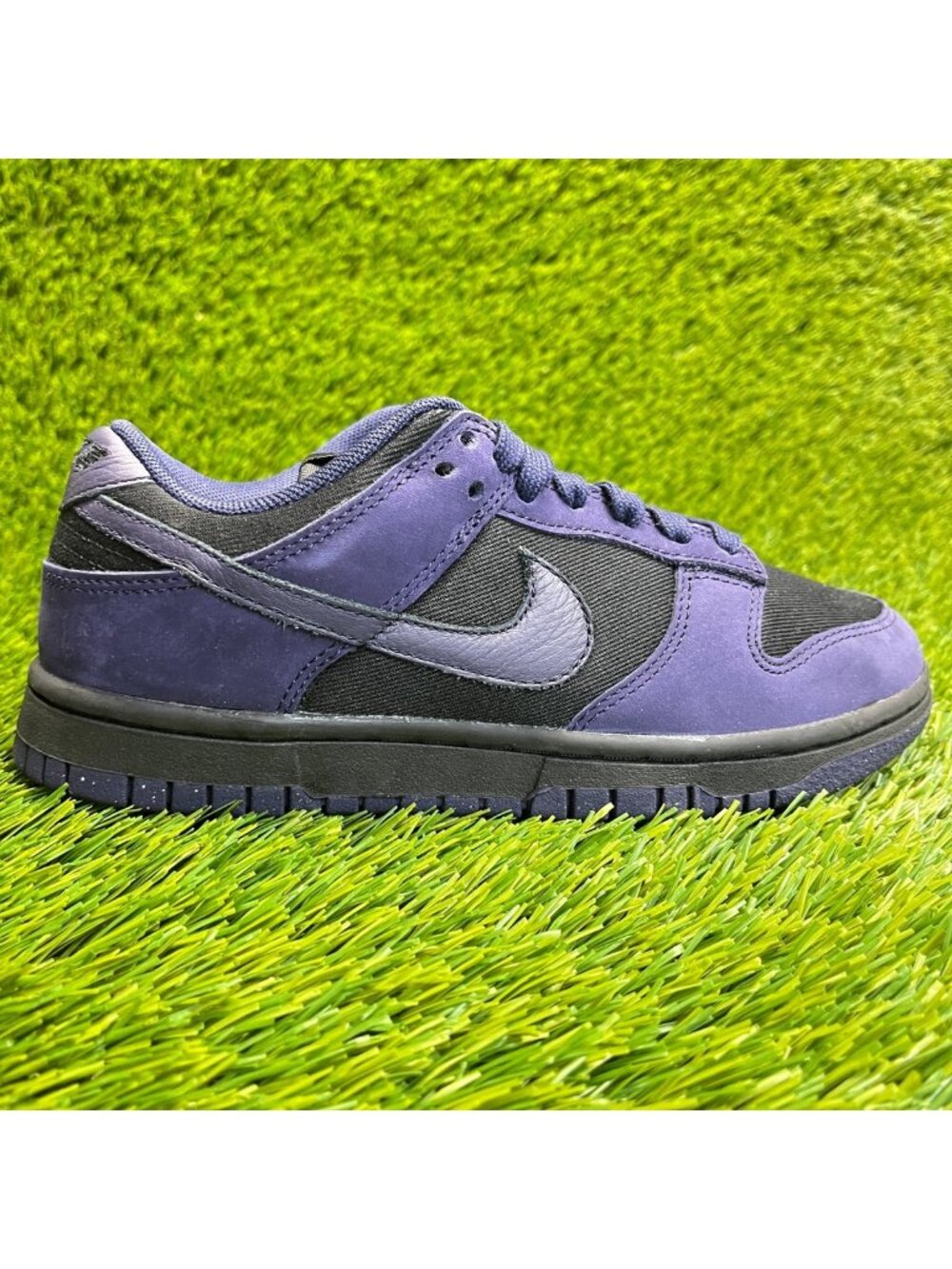 Nike Purple and Black Low-Top Sneakers